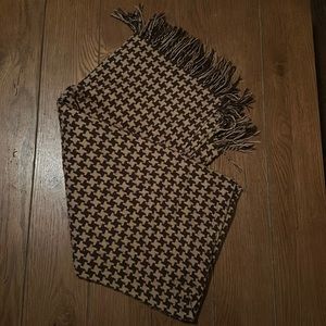 Brown/tan houndstooth throw